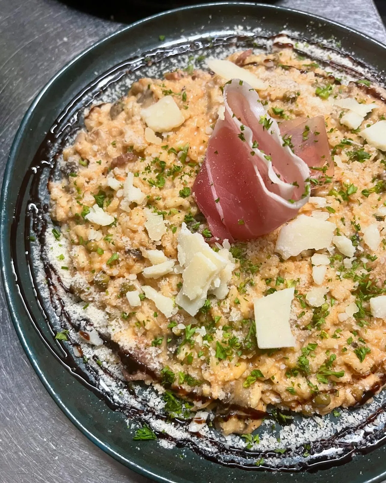 Risotto crémeux aux champignons, jambon cru et copeaux de parmesan
