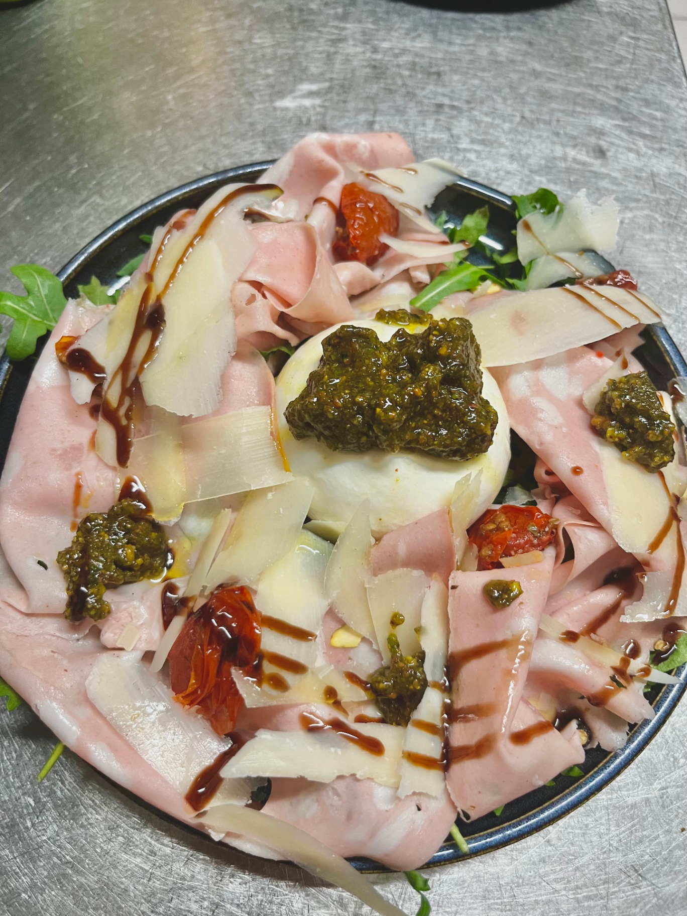 Burrata, mortadelle, tomates confites et pesto de basilic maison — Un Filo d'Olio, Saujon