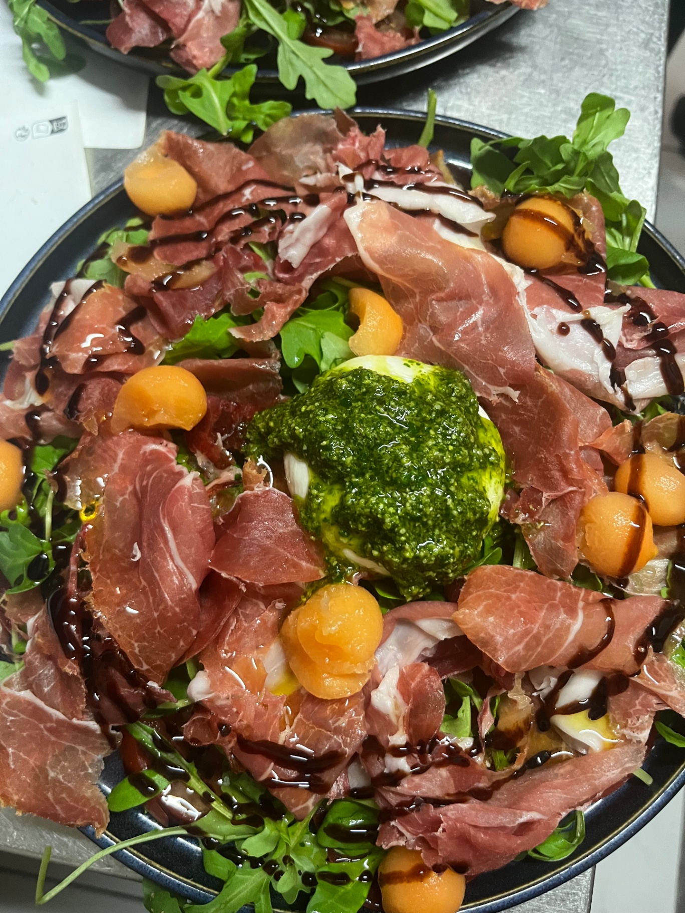 Assiette de jambon cru de Parme 20 mois d'affinage, burrata au pesto et billes de melon — Un Filo d'Olio, Saujon