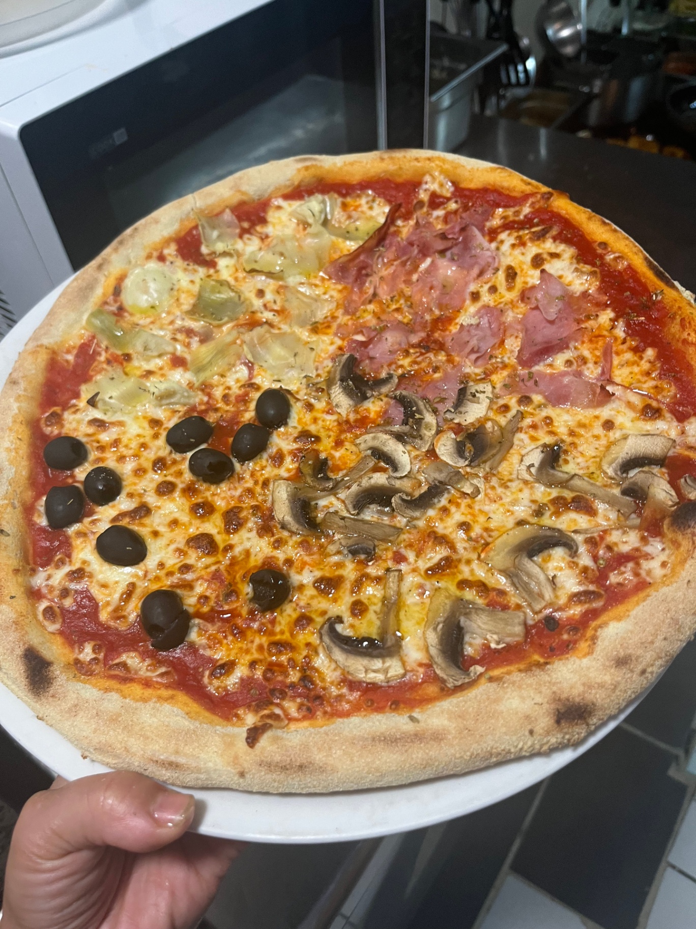 Pizza 4 saisons — jambon, olives, champignons, artichauts