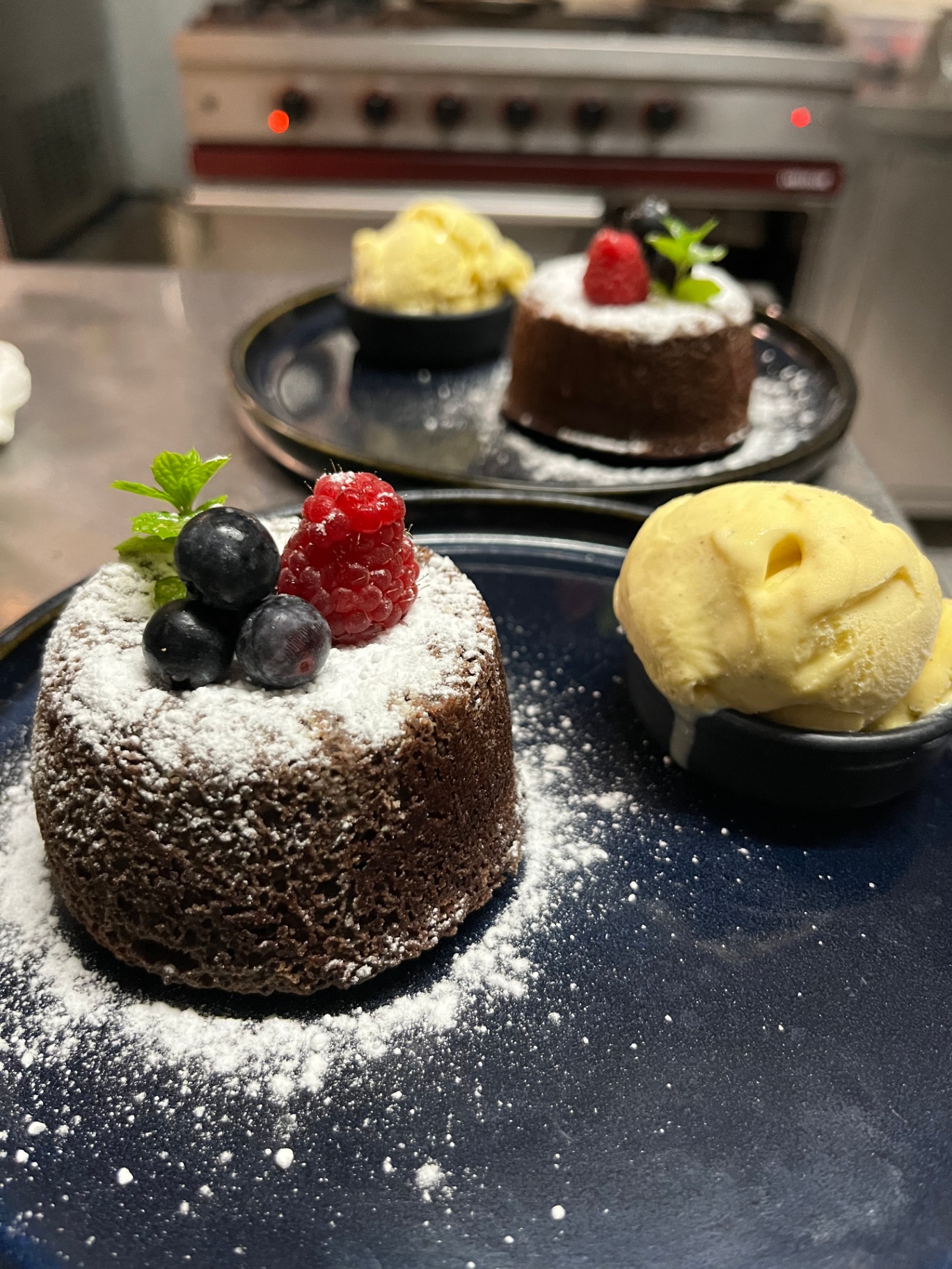 Cœur coulant au chocolat, fruits rouges et glace vanille