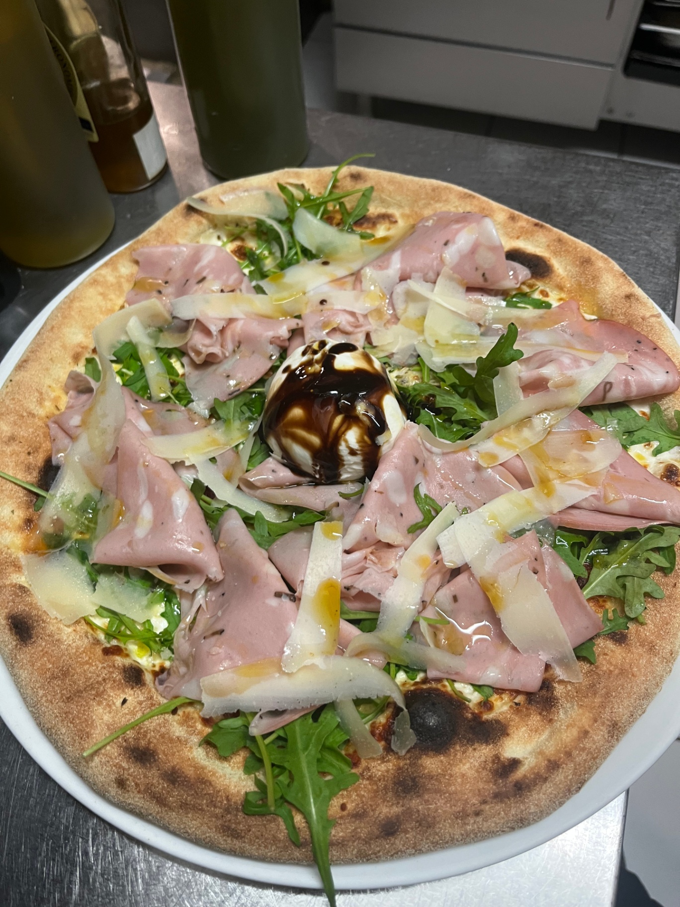 Pizza burrata, mortadelle, roquette et copeaux de grana Padano