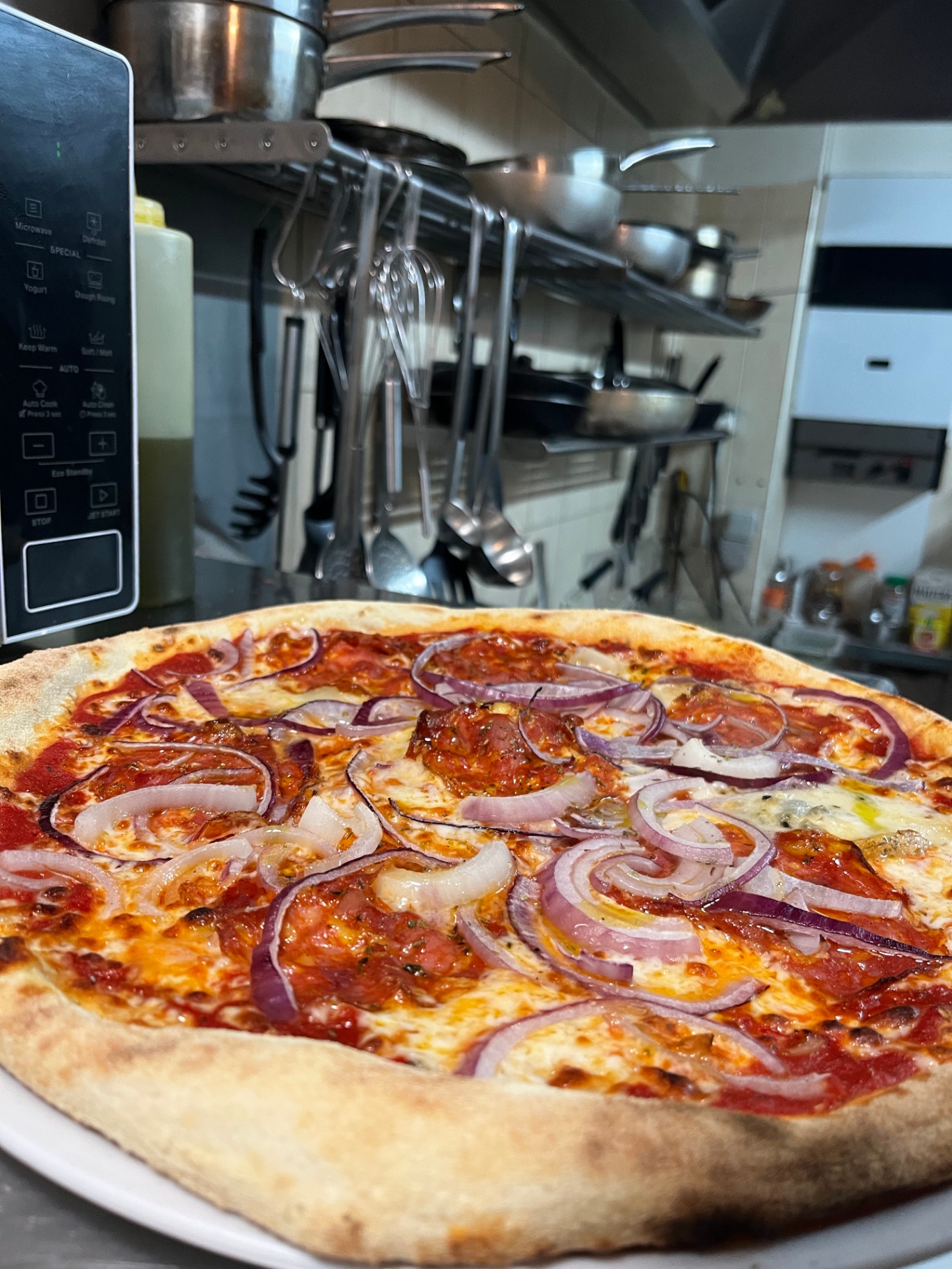 Pizza diavola aux oignons rouges et gorgonzola