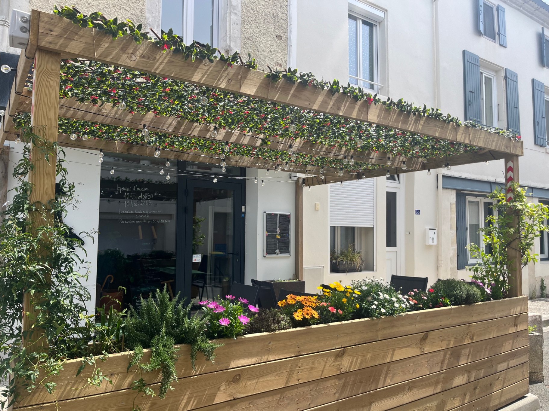 Terrasse fleurie et pergola du restaurant Un Filo d'Olio à Saujon