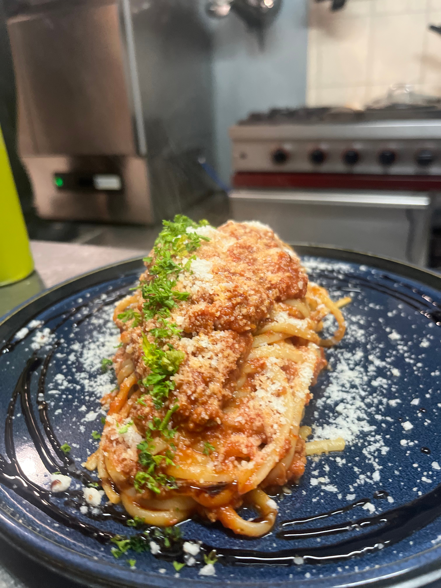 Spaghetti bolognaise au parmesan et persil frais