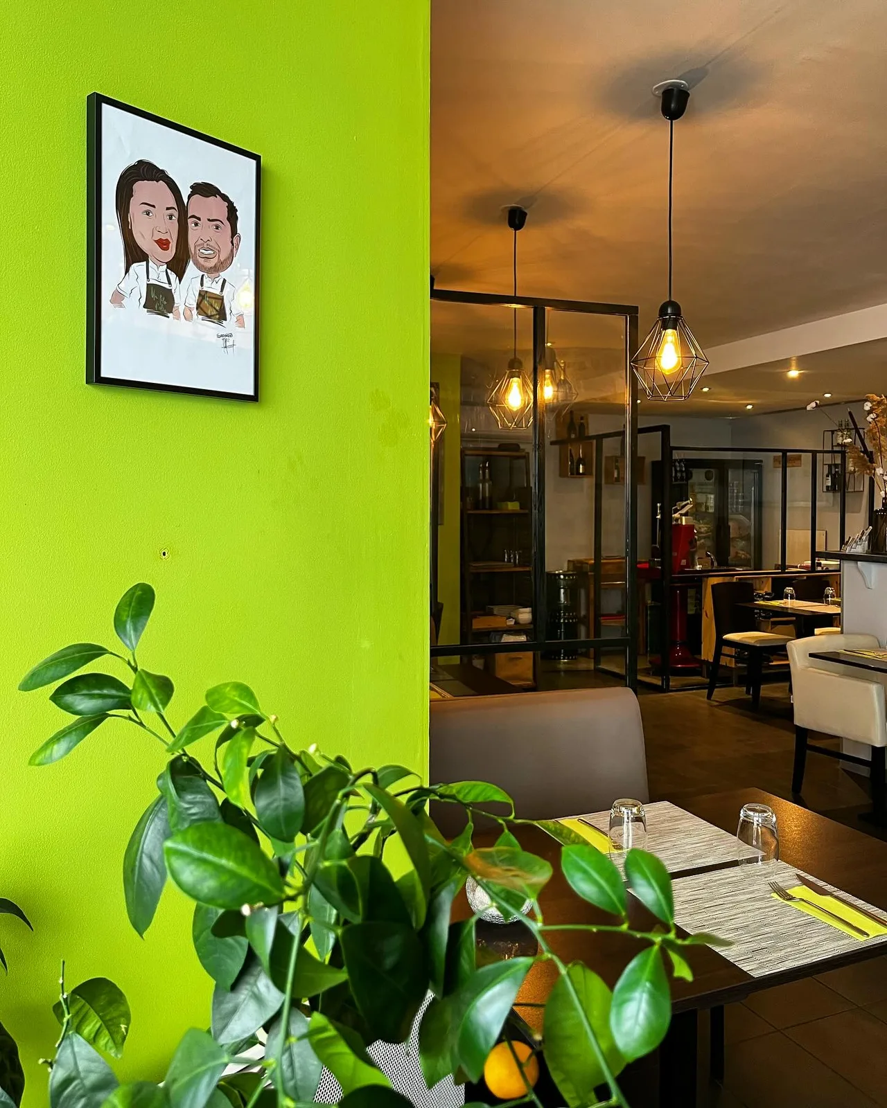 Salle du restaurant Un Filo d'Olio à Saujon, mur vert et coin repas